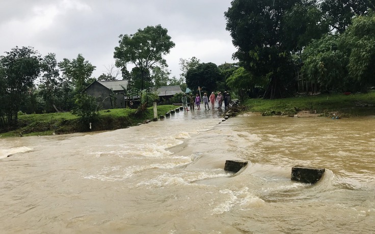 Quảng Trị: Một phó hiệu trưởng mất tích trong lũ dữ