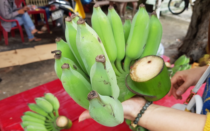 Chuối tết, mấy nải mà bằng cả tạ thóc...