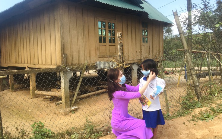 Đầu năm, thầy cô vùng cao đến tận nhà học trò mừng tuổi... sách!