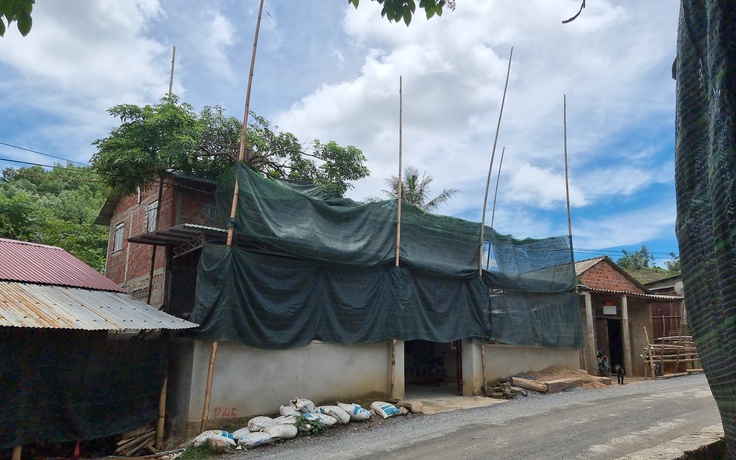 Quảng Trị: Nhà tạm, cọc tre bất thường mọc dọc đường vào dự án điện gió chờ... đền bù