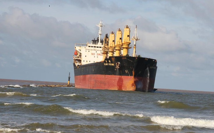 Nguy cơ tràn dầu từ tàu hàng 28.000 tấn từng mắc cạn ở Cửa Việt