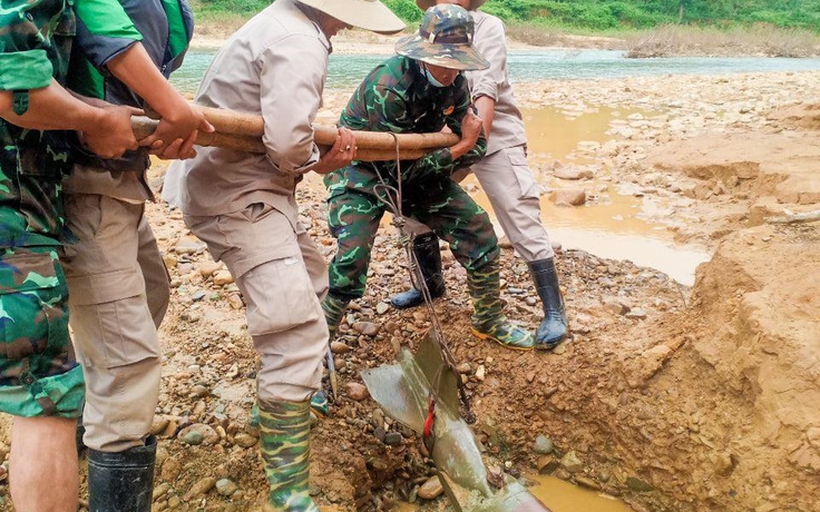 Quảng Trị: 2 quả bom nặng hơn nửa tấn phát lộ sau mưa lũ