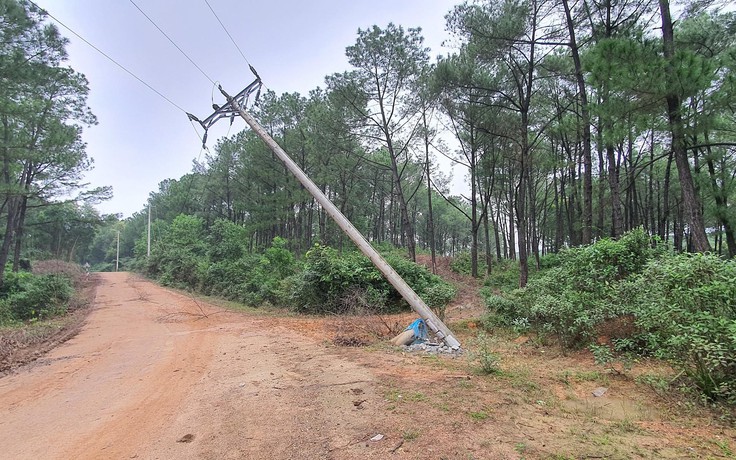 Quảng Trị: Truy tìm phương tiện nghi húc gãy cột điện làm 752 hộ dân mất điện