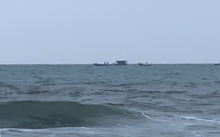 'Tàu ma' dạt vào bờ biển Quảng Trị
