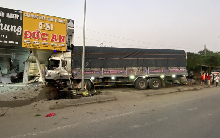 Xe tải nổ lốp cán chết nữ công nhân đón xe bên đường