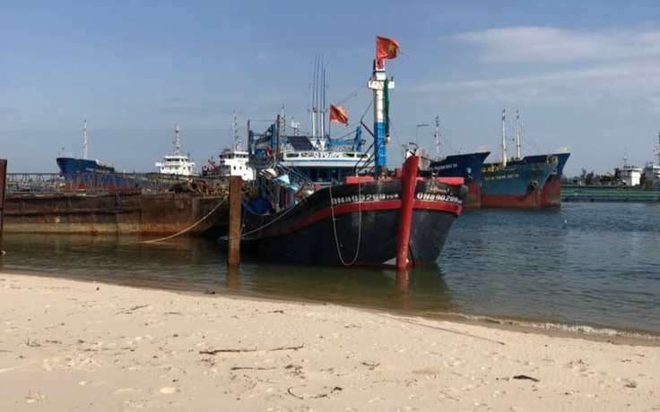 Quảng Trị: Đã trục vớt tàu cá bị đâm chìm