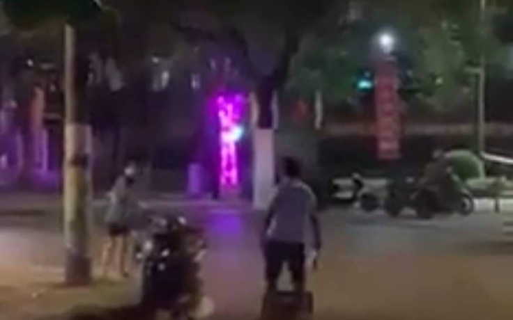 Quảng Trị: Người 'bí ẩn' thường xuyên ném chai lọ ra đường phố Đông Hà