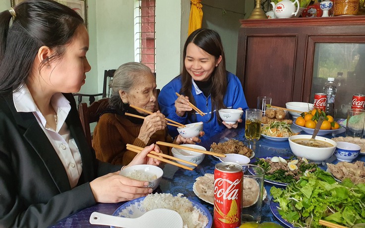 Cuối năm, tuổi trẻ Quảng Trị về ăn cơm với Mẹ Việt Nam anh hùng