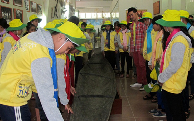 'Đại sứ hàng Việt tí hon' trải nghiệm nghề trồng hoa Đà Lạt