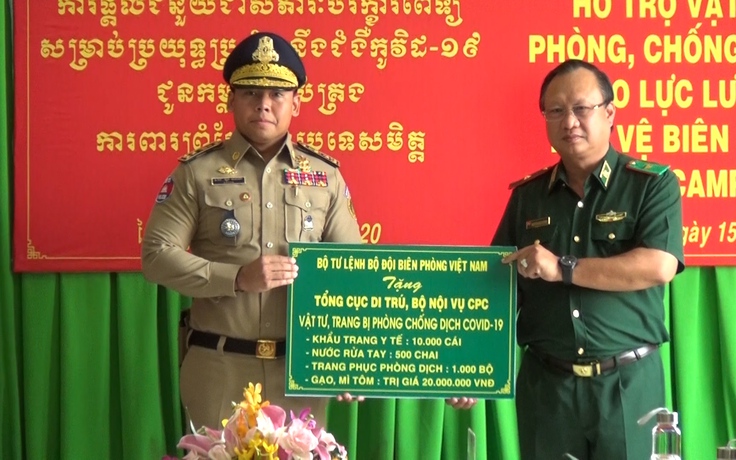 Bộ Tư lệnh BĐBP bàn giao vật tư y tế hỗ trợ Campuchia phòng chống Covid-19
