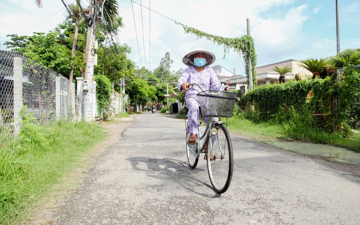 Tây Ninh: Cụ bà 73 tuổi đội nắng, đạp xe đi bầu cử