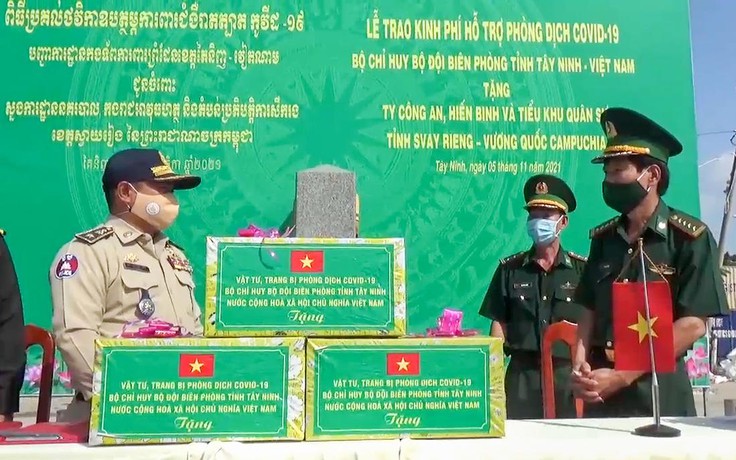 BĐBP Tây Ninh tặng vật tư phòng dịch Covid-19 cho lực lượng bảo vệ biên giới Campuchia
