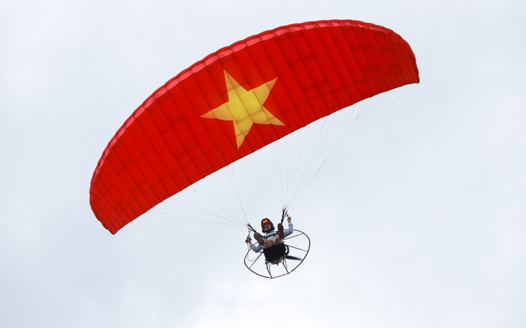Lễ 30.4 - 1.5: Trải nghiệm bay dù lượn thể thao ngắm hồ Dầu Tiếng tại Tây Ninh