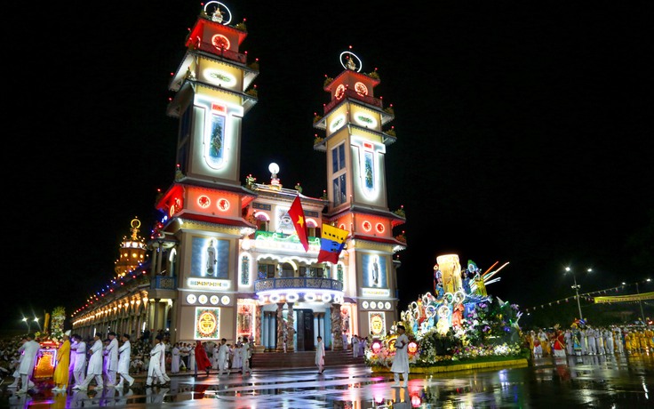 Tây Ninh: Hàng ngàn người 'đội mưa' xem rồng nhang đại lễ Hội Yến Diêu Trì Cung