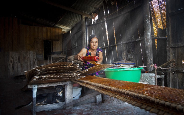 Tờ mờ sáng, làng bánh tráng Trảng Bàng đã rực ánh đèn cho kịp phơi sương sớm