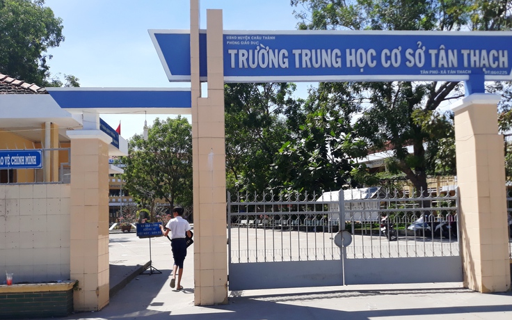 Học sinh lớp 8 bóp cổ cô giáo đã đi học trở lại