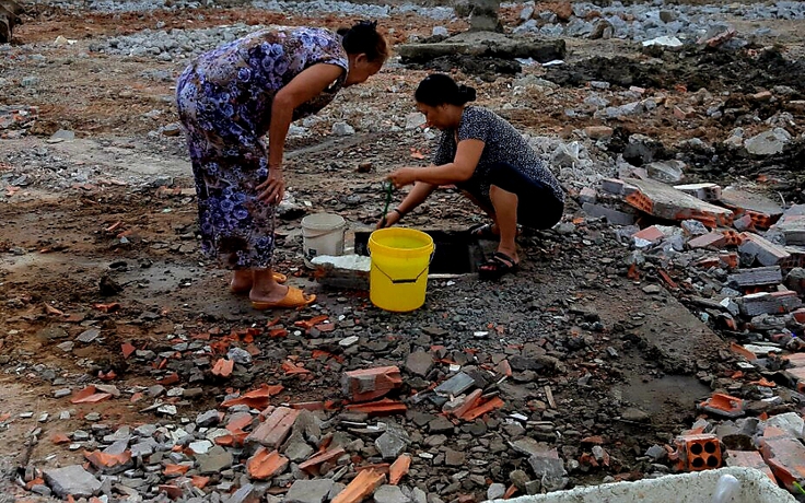 Bất ngờ phát hiện kho nước 'quý hơn vàng' dưới đống đổ nát giữa những ngày khốc liệt