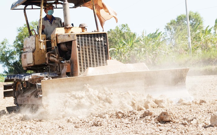 Hạn mặn khốc liệt, nông dân cạo mặt ruộng, đua nhau bán lớp đất phù sa