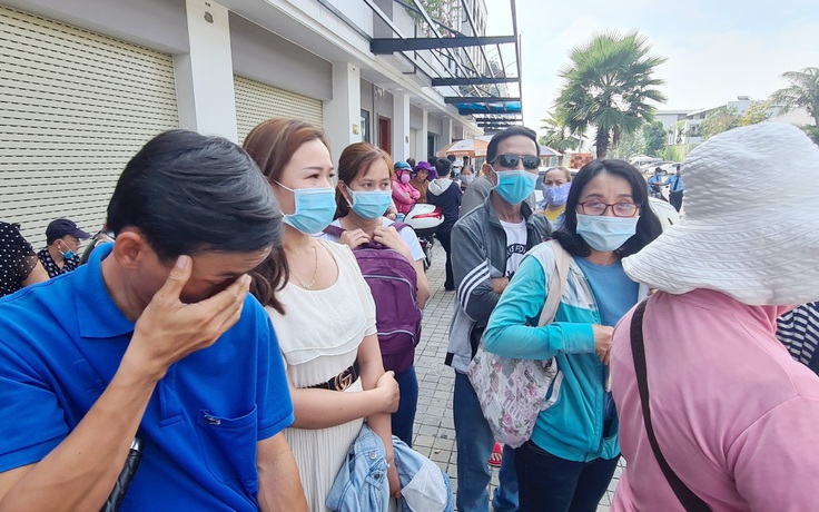 Long An: Khách hàng căng băng rôn bao vây Công ty Bất động sản Trần Anh