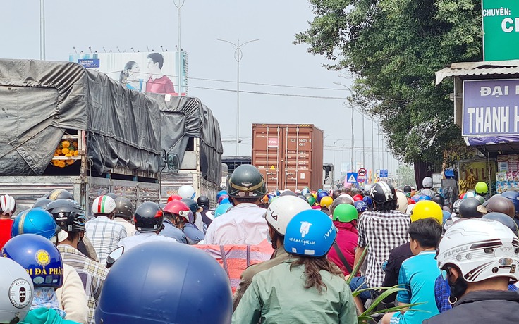 Cầu Rạch Miễu kẹt xe nghiêm trọng, nhưng tài xế vẫn thờ ơ 'phương án giải cứu 100 tỉ'