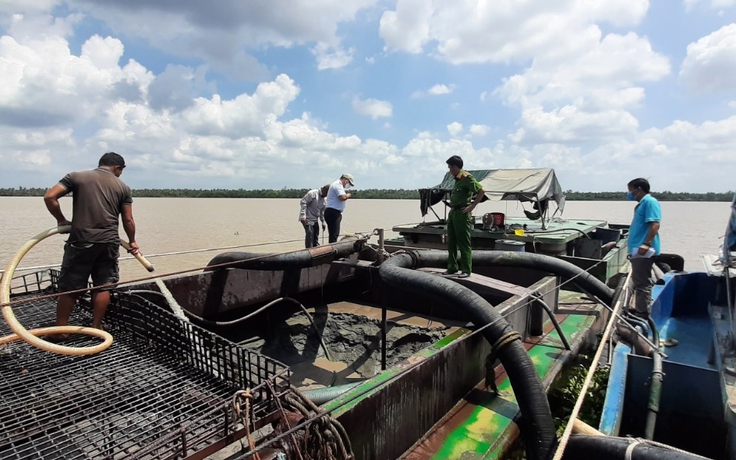 Tiền Giang: Bắt giữ 2 sà lan 500 tấn khai thác cát trái phép trên sông Tiền