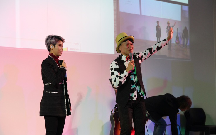 Nghệ sĩ Nhật Bản ngẫu hứng lên sân khấu hát cùng Vũ Cát Tường