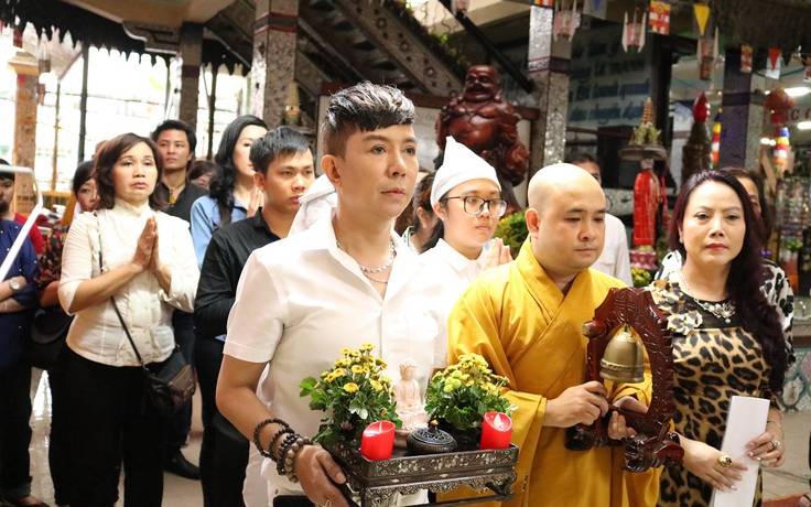 Long Nhật nghẹn ngào trong lễ cầu siêu 'người tình âm nhạc' Vương Bảo Tuấn