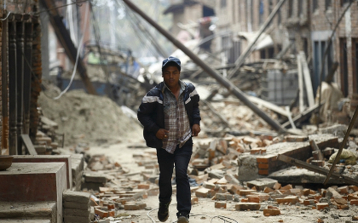 Ghi nhanh từ Ấn Độ: Thoát chết động đất nhờ... ở nhà tranh