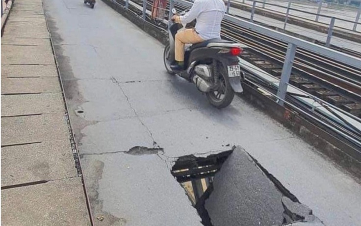 Cầu Long Biên lại thủng một lỗ lớn