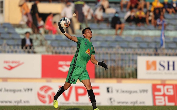 HLV Đào Quang Hùng tiết lộ lý do thủ môn Quảng Nam “tặng” bàn thắng cho Sài Gòn
