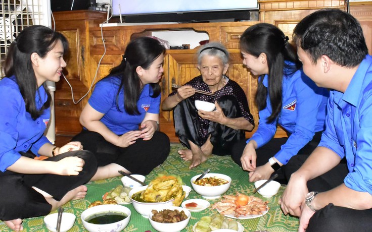 Bữa cơm cùng Mẹ Việt Nam anh hùng 97 tuổi có hai con mãi mãi không về