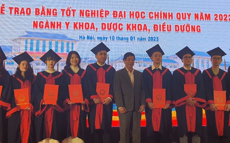 Khóa bác sĩ đầu tiên của Trường ĐH Kinh doanh Công nghệ Hà Nội đã tốt nghiệp