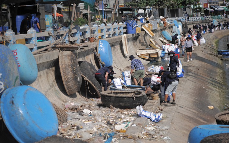 Lãnh sự quán Mỹ tại TP.HCM tham gia dọn rác, làm sạch biển Nha Trang