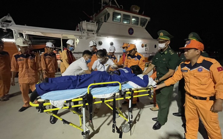 Cấp cứu kịp thời 2 thuyền viên người Philippines tàu ENERGY HOPE bị tai nạn lao động trên biển
