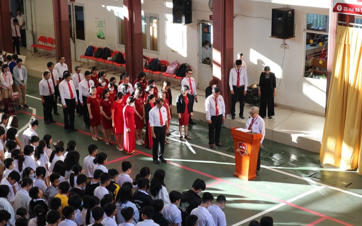 Ngày đầu trở lại trường, thầy trò Trường iSchool Nha Trang mặc niệm học sinh xấu số