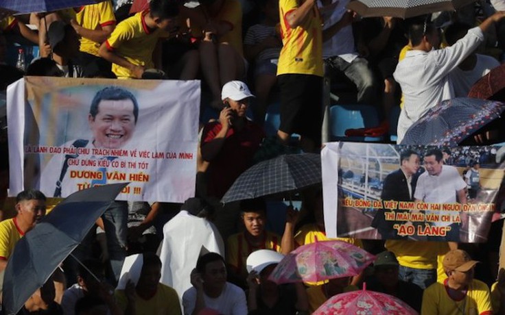Nam Định bị phạt vì cổ động viên căng biểu ngữ chỉ trích ông Dương Văn Hiền