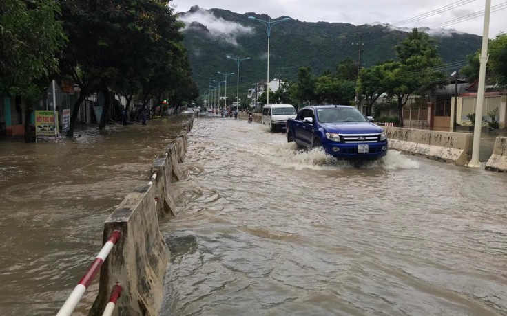Nha Trang ngập cục bộ sau mưa lớn