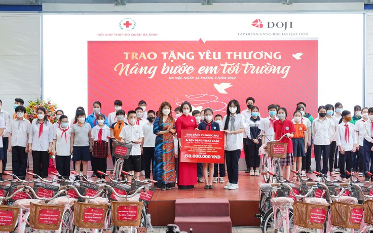 Phó chủ tịch Tập đoàn DOJI tặng quà các gia đình khó khăn ảnh hưởng dịch Covid-19