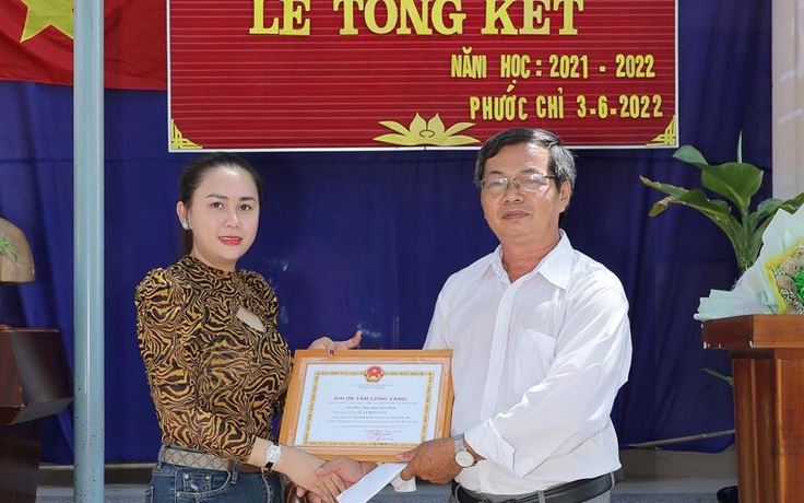 Hoa hậu thiện nguyện Lý Kim Ngân thăm Trường tiểu học Hòa Bình Tây Ninh
