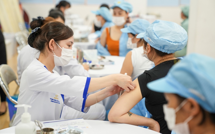 Hàng nghìn công nhân được tiêm vắc xin cúm miễn phí
