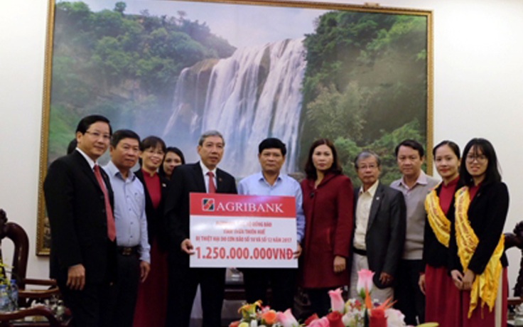 Agribank ủng hộ đồng bào Thừa Thiên Huế bị thiệt hại do bão số 10, số 12