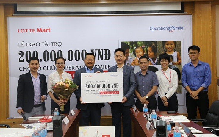 Lotte Mart trao tài trợ 200 triệu đồng thực hiện chương trình phẫu thuật nụ cười