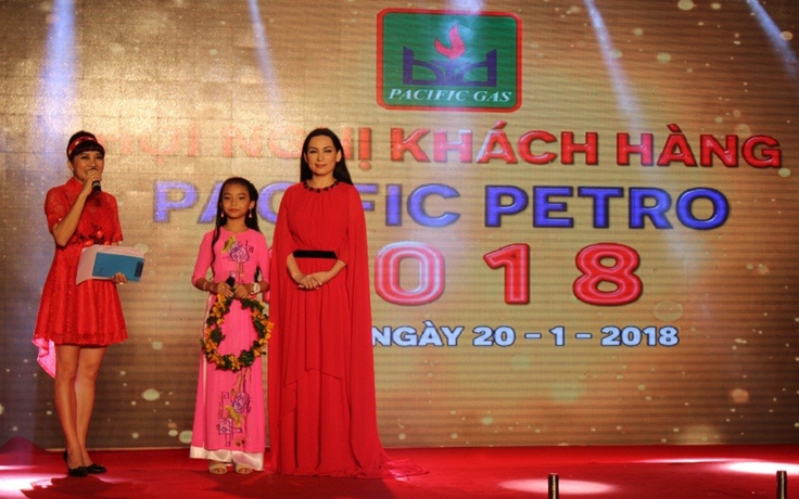 Ca sĩ Phi Nhung khuấy động hội nghị khách hàng Pacific Petro