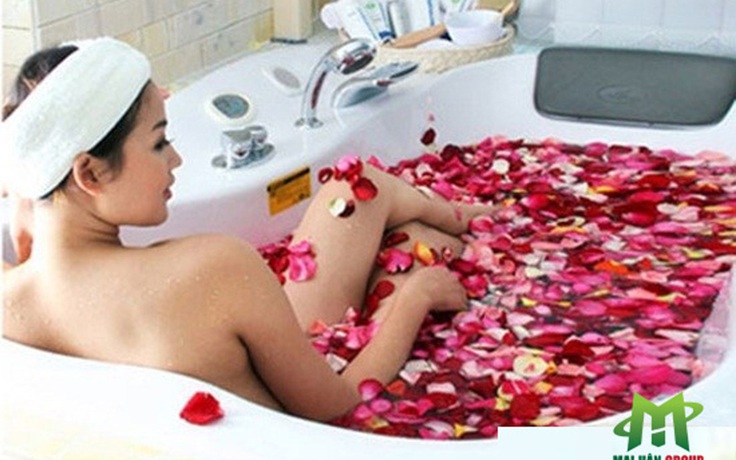Ngâm tắm hoa hồng cùng bồn tắm gỗ để làn da thêm khỏe đẹp