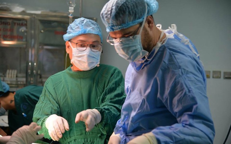 Phẫu thuật nội soi ‘Dr Luong’ thu hút học viên nước ngoài