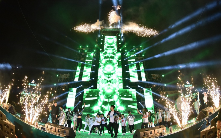 Hoàng Thùy Linh, Trúc Nhân ‘cháy’ cùng Heineken Countdown Party, đất cảng chào năm mới 2019