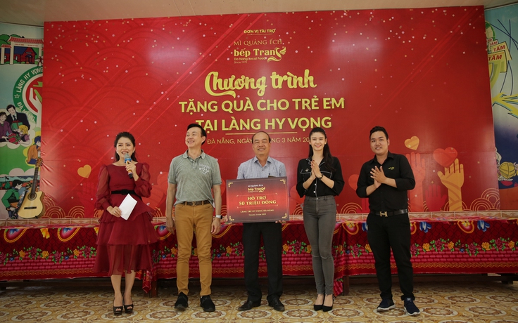 Trương Quỳnh Anh, Chí Tài cùng Bếp Trang đến với trẻ em ‘Làng Hy Vọng’