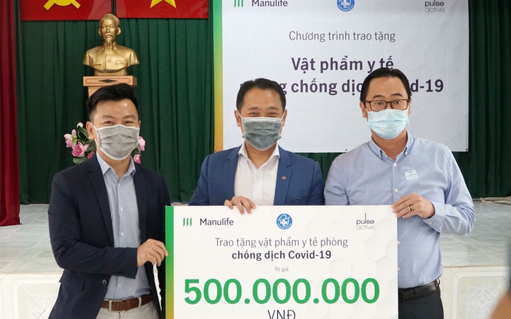 Manulife Việt Nam đóng góp gần 3,5 tỉ đồng chống dịch