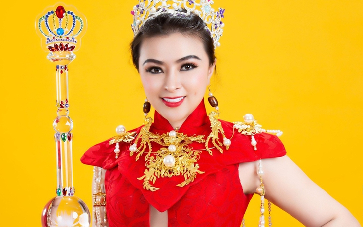Hoa hậu Doanh nhân Diệu Thúy nhận vương miện hàng tỉ đồng