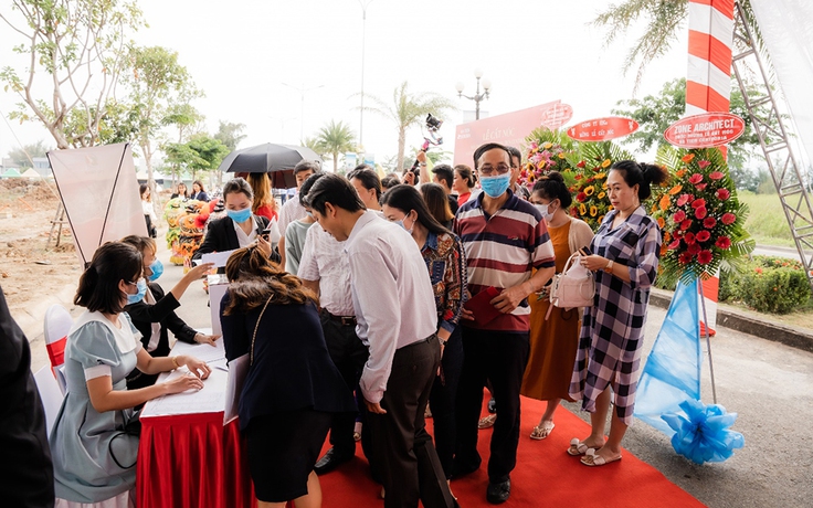 Khách hàng chen chân tham dự lễ cất nóc nhà phố thương mại Ha Tien Centroria